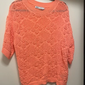 Korallrosa tröja från ONLY - Säljer en stickad korallrosa oversize tröja från ONLY. Aldrig använd. 