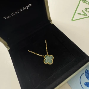 Grön • Halsband • Van Cleef • Dam Smycken - Lägg till Box & Certifikat  300:- (Seperat Annons)  • Kvalitet: Samma kvalité som butik  • Material: Äkta metall (Rostar ej) • Serienummer: Ja (unik märkning) • High-end Detaljer Som Orginal  Beställ Innan 20:00 så postas det samma kväll eller tidigare på dagen. 1-2 dagars frakt. Följ oss gärna på Insta @markes.damsmycken
