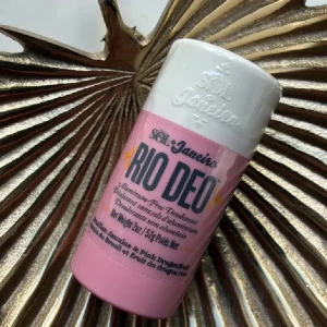 Sol de Janeiro Rio Deo deodorant - Sol de Janeiro Rio Deo är en aluminiumfri deodorant i en rosa och vit förpackning. Doften är brasiliansk jasmin och pink dragonfruit. Perfekt för dig som vill ha en fräsch känsla hela dagen med tropiska vibbar.