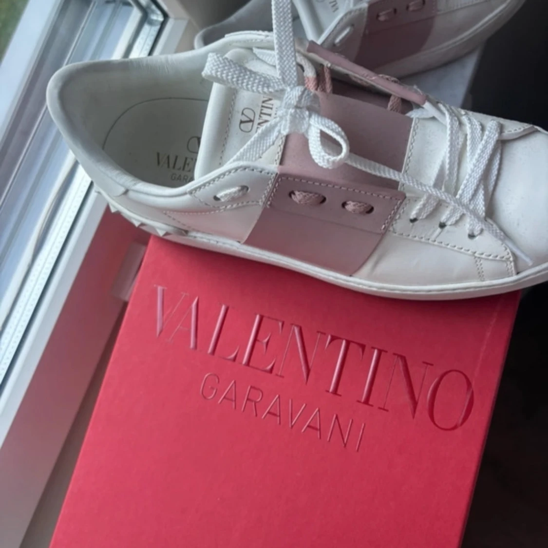 Valentino Garavani vita sneakers med rosa detalj - 2