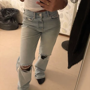 Ljusblå ripped jeans från 157, strl 150 - Säljer ett par skitsnygga jeans med hål vid knäna. Även fast de är i storlek 150 så är de en aning för stora för mig (jag är ungefär 1,52/53 cm). Dessa ljusblåa baggy jeans går alltid hem, oavsett årstid.