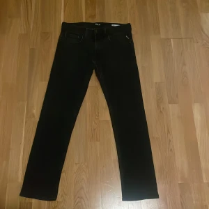 Replay jeans - Säljer nu dessa svarta replay jeans i 9/10 skick. Nypris: 1199 mitt pris: 399. Skriv vid fler frågor eller funderingar. Priset går att diskuteras vid snabb affär!