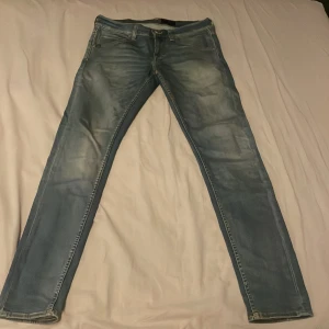 Tiger Of Sweden Jeans - Säljer ett par Tiger Of Sweden jeans. Blåa, väldigt sköna och fräscha i mycket bra skick. Skriv vid funderingar och frågor och priset är inte hugget i sten. Storlek 29W 30L