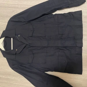 Marinblå jacka från John Henric - Stilren marinblå jacka från John Henric. Inga defekter alls! Storlek M, sitter som M/S