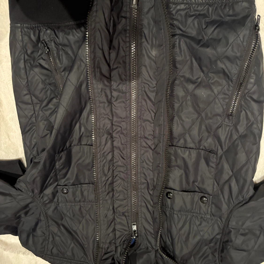 Svart quiltad bomberjacka från Easy Wear - 3