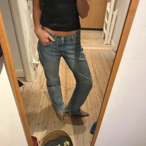 Levis 501 jeans - De PERFEKTA vintage Levis 501 jeans i blå tvätt med raka ben och mellan/låg midja. Såå himla najs och tidslösa! De har även små slittar längst ner vid benen, som de syns på bilden. Passar mig som är 170+ och brukar ha strl 36. Hittar ingen storlek!