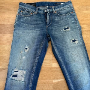 Dondup jeans  - Säljer dessa dondup jeans monroe sitter som George med slitningar unikt och stilrent som nya priset är diskuterbart såklart st26 men passar mer som 27 längd 91 cm 