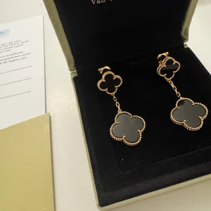 Van Cleef • Örhängen • Svart • Dam Smycken - Lägg till Box & Certifikat  300:- (Seperat Annons)  • Kvalitet: Samma kvalité som butik  • Material: Äkta metall (Rostar ej) • Serienummer: Ja (unik märkning) • High-end Detaljer Som Orginal  Beställ Innan 20:00 så postas det samma kväll eller tidigare på dagen. 1-2 dagars frakt. Följ oss gärna på Insta @markes.damsmycken