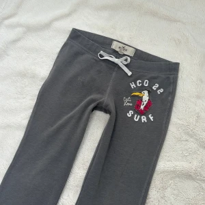 Hollister lågmidjade byxor  - Ett par byxor från Hollister i storlek L. Rakt över midjemått: ca 40cm. Innebenslängd: ca 76cm. Jag fraktar inom 24h. Se liknande plagg i min profil! 