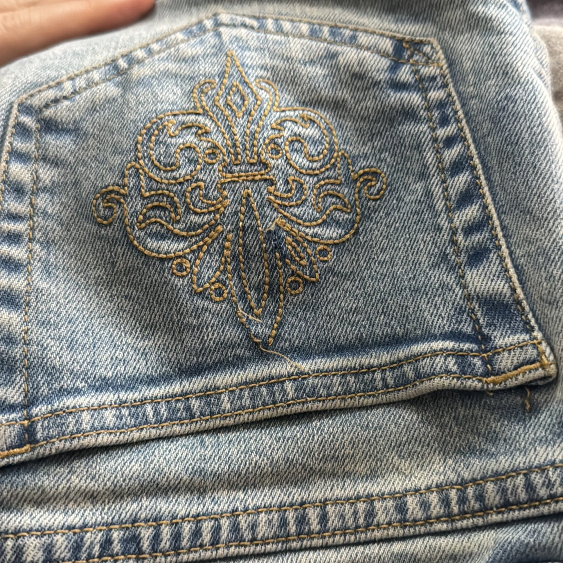 Blå jeans med broderi på fickorna från lager 157 - 3
