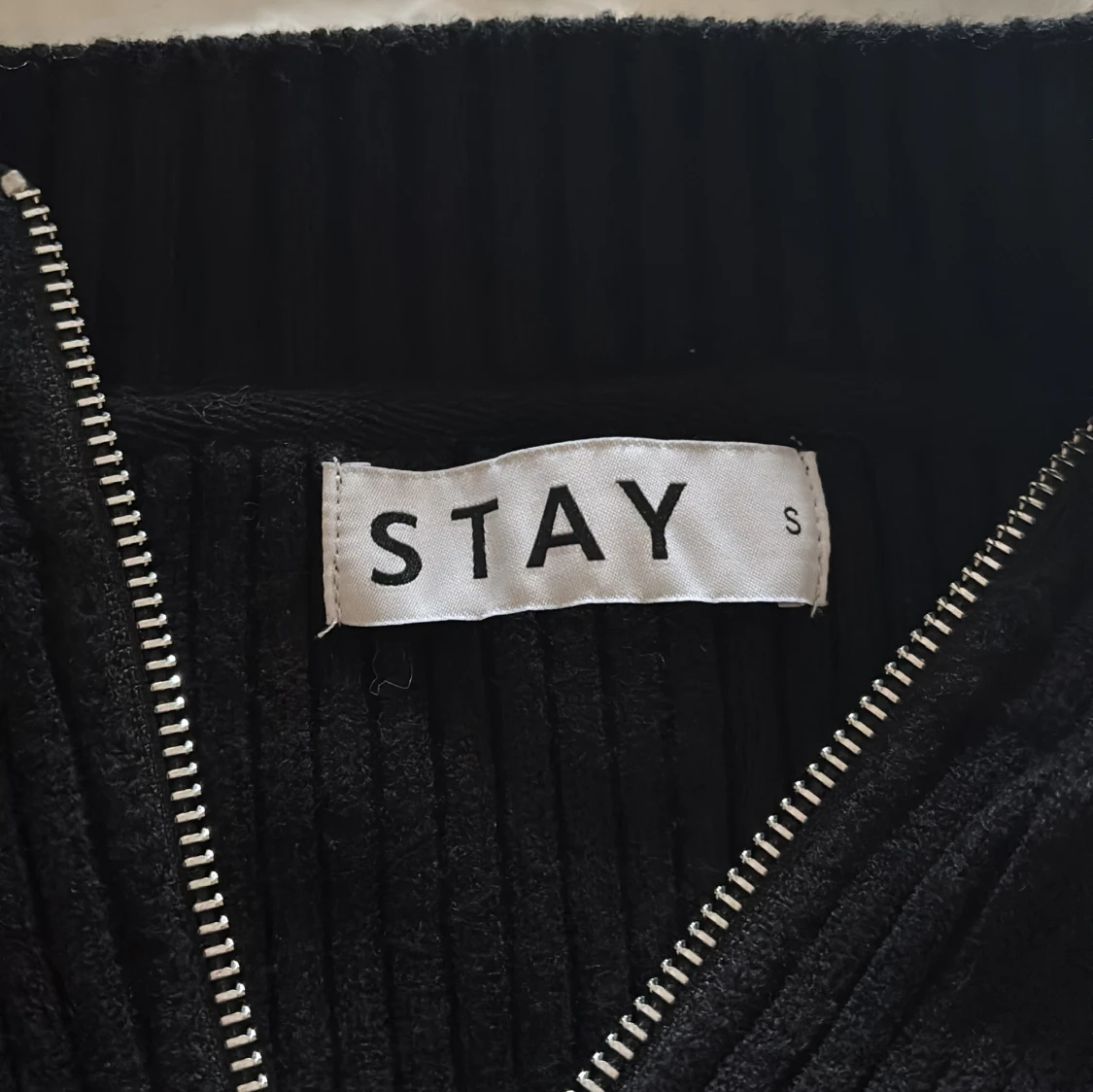 Svart ribbad croppad tröja från Stay - 1