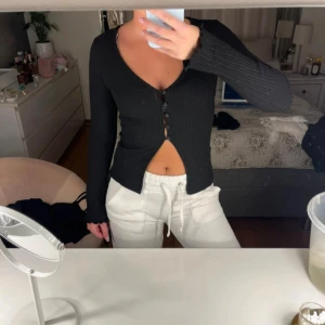 Svart ribbad topp från Gina Tricot - Svart topp från Gina i storlek Xs. 