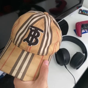 Burburry keps - Säljer denna helt nya keps då jag inte har användning av den mer. Fraktar runt hela Sverige.