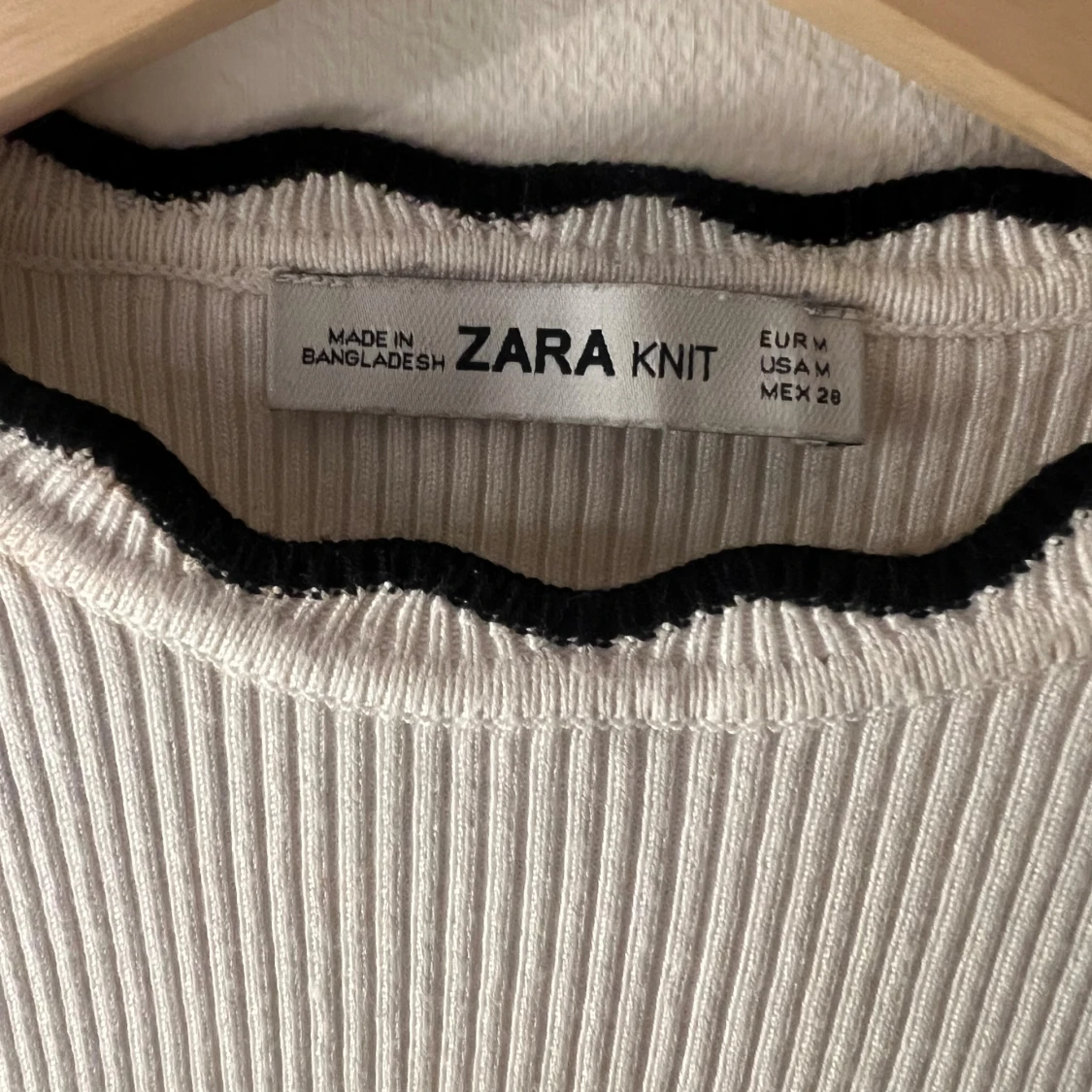 Vit ribbad topp från Zara med svarta kanter - 2