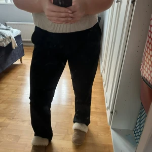 Svarta raka byxor - Säljer ett par svarta byxor med rak passform och normal midja. Storlek 46 sitter som 42