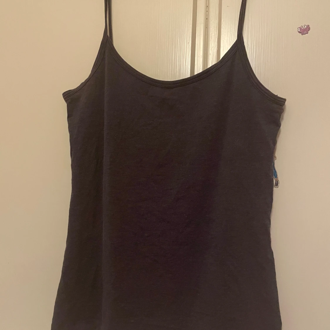 Svart linnetopp med smala axelband