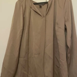 Beige trenchcoat från H&M, strl 36 - Snygg beige trenchcoat från H&M i storlek 36. Jackan har långärmade ärmar, klassisk krage och stilrena linjer. Materialet känns mjukt och lätt, perfekt för vår och höst. Enkel design utan mönster, passar dig som gillar cleana vibes.