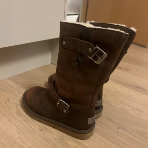Bruna UGG boots  - Ett par fodrade bruna UGGS. Säljer för 300 och köparen betalar frakt