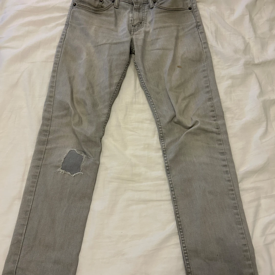 Grå Levi's 511 jeans med slitning - 1