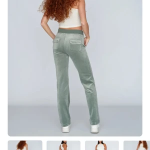 Juicy Couture gröna mjukisbyxor XS - Snygga ljusgröna mjukisbyxor från Juicy Couture i storlek XS. Har tappat en detalj på snöret kolla 3 bilden men annars inga defekter💕nypris 1200kr💕