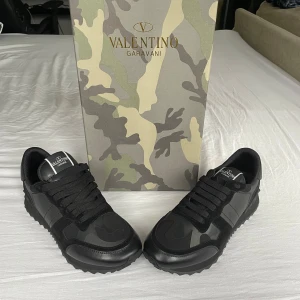 Valentino Rockrunners - Säljer ett par feta Valentino Rockrunners som nyligen är köpta men kan ej lämnas tillbaks för returlappen ramlat bort. Skorna är feta och passar till alla årstider speciellt vintern som nu kommer⛄️ Äkhetsbevis finns💯, men priset kan ändå diskuteras🔥 Skriv vid frågor eller intresse🤝