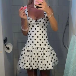 Prickig klänning  - Supersöt vitprickg klänning som aldrig är använd!💓