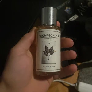Thompson 41.0 Extrait de Parfum - Stilren och unik parfym med modern känsla. Perfekt för dig som vill sticka ut och testa något nytt. Extrait de parfum för extra intensitet. Minimalistisk design och coolt uttryck.