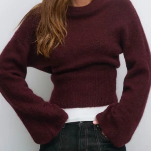 Vinröd wide sleeve stickad tröja - ✨ Använd f1 gång och i fint skick. 💸 Säljs för ett rimligt pris – pris kan alltid diskuteras 🥰 📸 Eventuella defekter syns på bilderna. 👖 Finns massor av fler jeans och snygga toppar i min profil – kika gärna! 💕 nytt pris 399,95