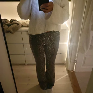 Leopardmönstrade jeans från Nelly - Säljer ett par snygga jeans från Nelly med leopardmönster i bruna och beiga färger. Jeansen har låg midja och en klassisk femficksdesign. Materialet är stretchigt och bekvämt, säljer då de blivit för små för mig tyvärr. Använda fåtal gånger ✨