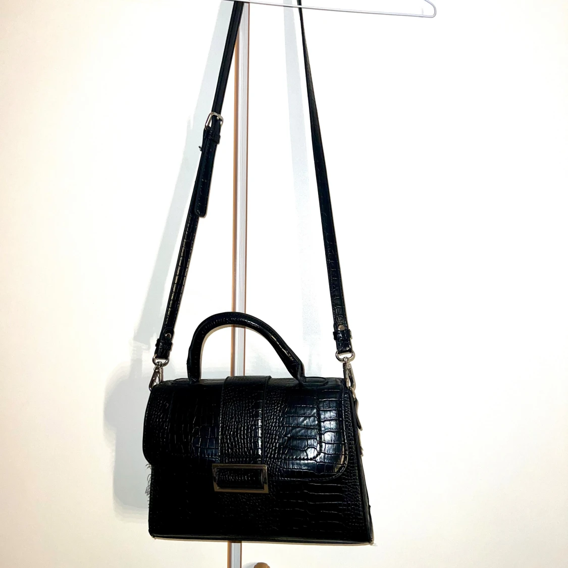 Svart axelväska i croco-look