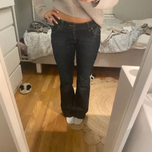 Mörkblå bootcut jeans från Lee - Snygga vintage mörkblå jeans från Lee med bootcut passform och låg midja. Midjemått: 39 cm. Innerbenslängd: 76 cm🤗🤗