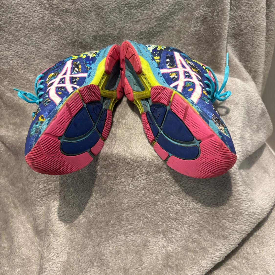 Färgglada Asics sneakers med mönster - 1