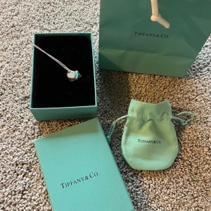 Tiffany & Co Halsband - Helt ny & Oanvänd ✔️, Perfekt present 🎁, Kommer med alla tillbehör 📦, fraktas inom 1 dag 🚀, kontakta gärna för mer info ☺️