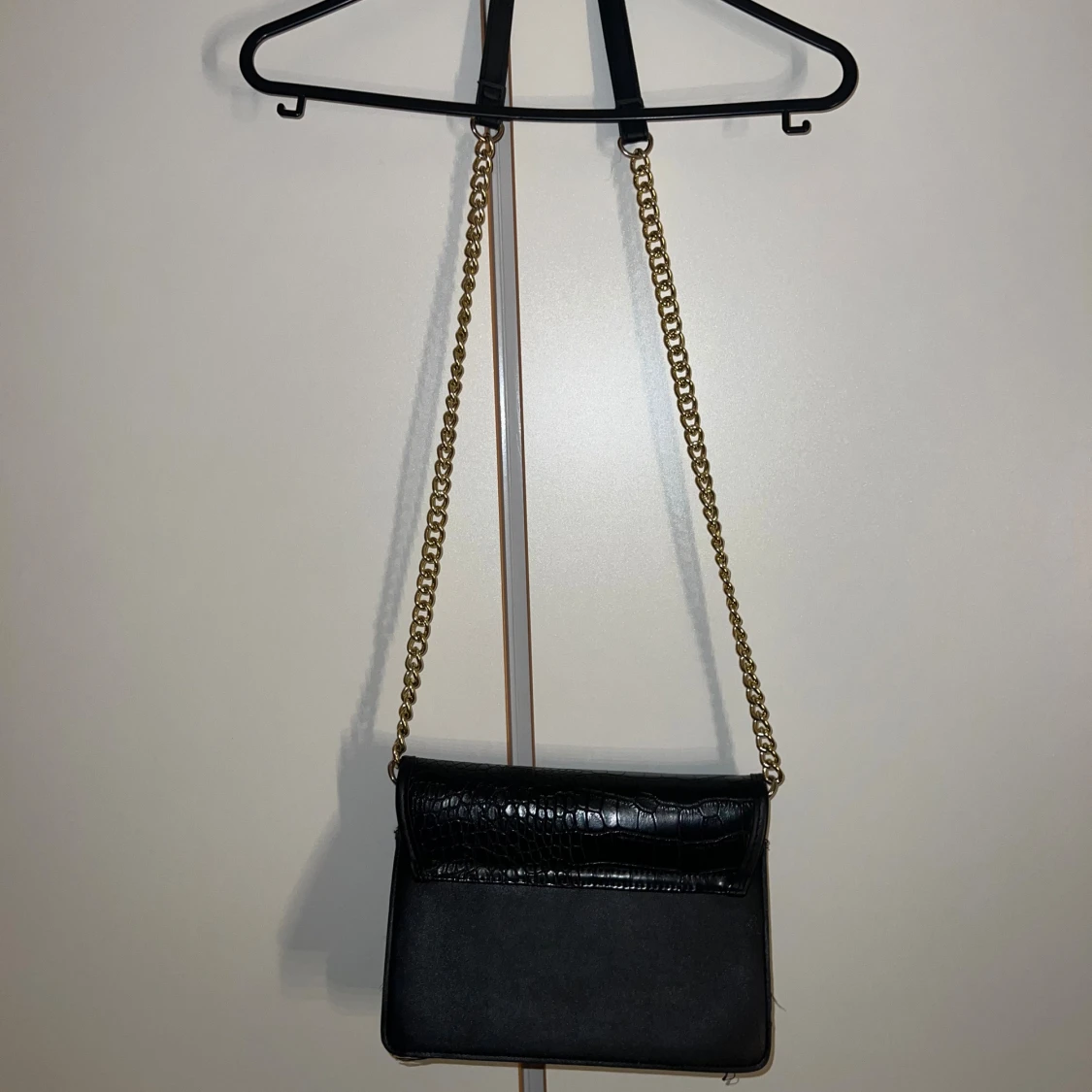 Svart axelväska med kedja och croco - 3