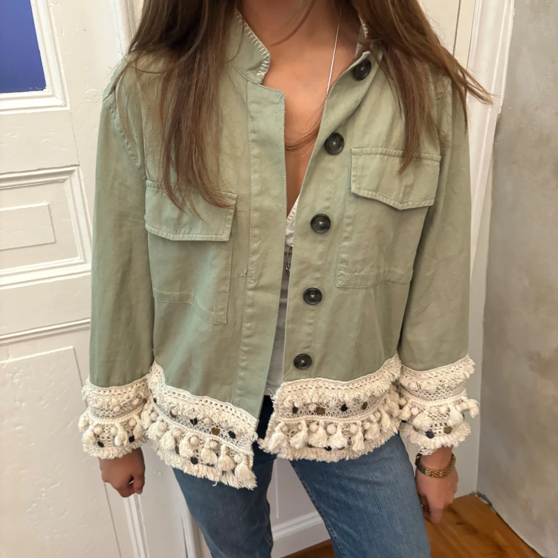 Grön jeansjacka med virkade detaljer - 1