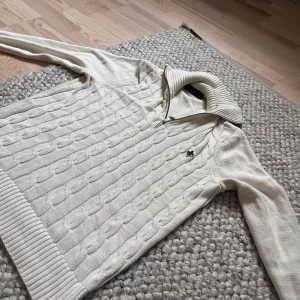 Vit stickad polotröja från Morris 🙌🤩 - Snygg vit stickad polotröja från Morris med kabelstickat mönster och ribbad kragen som passar storlek S🤩🙌