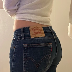 Lågmidjade jeans - Levi's 529 bootcut jeans mörkblå - Säljer ett par Levi's 529 jeans i mörkblå tvätt med klassisk bootcut och låg midja. Jeansen har fem fickor, snygga kontrastsömmar och Levi's ikoniska läderpatch bak. Perfekt passform och riktigt schysst siluett. Jag är 165! 