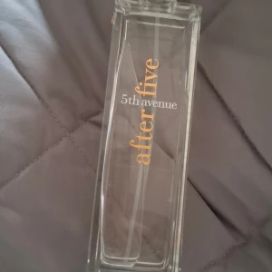5th Avenue After Five parfym - Stilren parfymflaska med texten 'after five' och '5th avenue'. Knappt använd. 