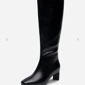 Svarta boots  - Säljer nu dessa svarta boots i storlek 39 från dinsko. Dom är lite fodrade så extra varma. Använda 1 gång så nästan som nya. Köpta för 850 men sälja för 550. Har ni några frågor så tveka inte på att höra av dig🩷