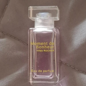 Moment de Bonheur Eau de Parfum -  Moment de Bonheur från Yves Rocher – en Eau de parfyme. Hälften kvar. Kostat ungefär 400-500 kr i affär och säljs inte längre 