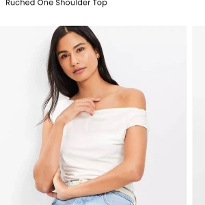 Vit oneshoulder topp från LOFT - Supersnygg vit oneshoulder topp från LOFT. Säljer då den tyvärr är i fel storlek🎀