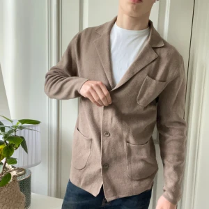 John Henric cardigan - John Henric cardigan i storlek M medans modellen är 180 cm 75 kg. Är väldigt trevlig och i bra material. Tre knappar med tre fickor! Inga defekter, väldigt tung i material. 