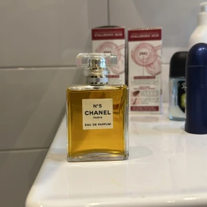 Chanel N°5 Eau de Parfum - Chanel N°5 Eau de Parfum är en ikonisk parfym med stilren flaska och klassisk design. Perfekt för dig som vill ha en tidlös och elegant touch till din look. Nästan helt full flaska.