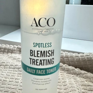 ACO Spotless Blemish Treating Toner - ACO Spotless Blemish Treating Daily Face Toner är en ansiktsvatten som rengör porer, förebygger finnar och har en exfolierande effekt. Kommer i en genomskinlig plastflaska med svart och turkos text. Oparfymerad och passar dig som vill ha en fräsch och klar hud.Aco spotless serien toner använt lite Aco spotless serien toner använt lite men mycket 