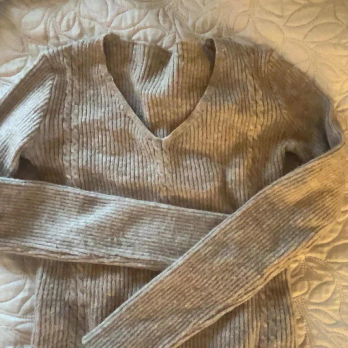 Beige ribbstickad v-ringad tröja - 2