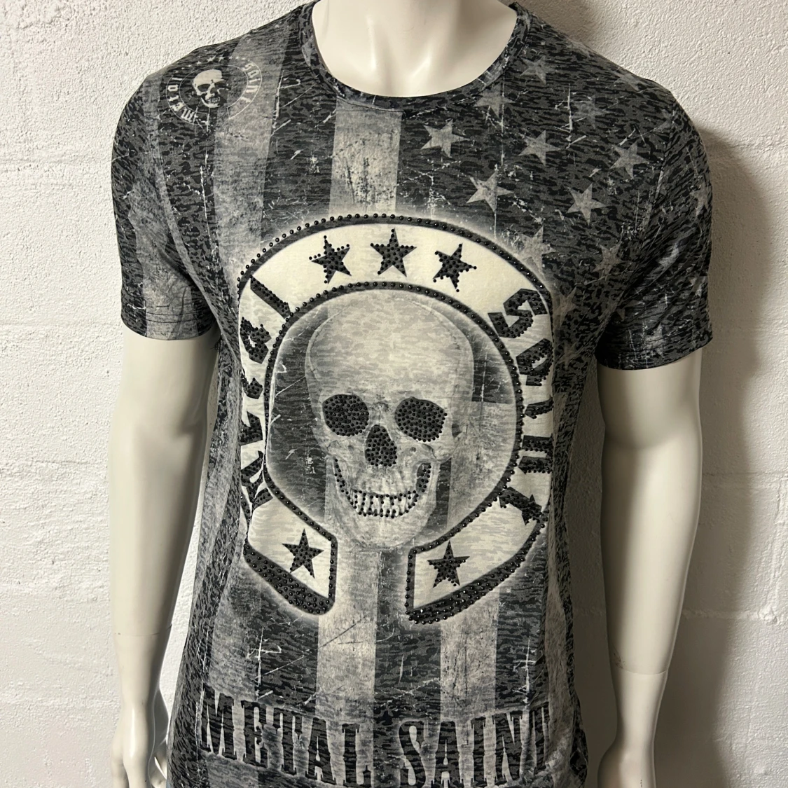 T-shirt Metal saints storlek XL. Svarta små nitar på.