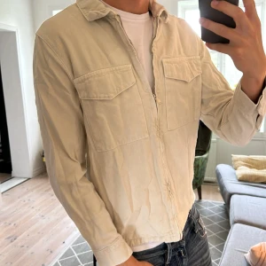 Overshirt beige - Väldigt schysst och utmärkt nu i höst. Skriv vid fundering 🙌