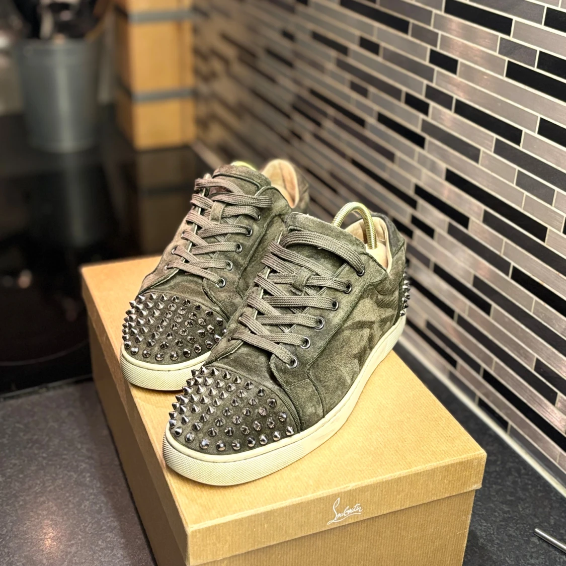 Olivgröna Louboutin sneakers med nitar