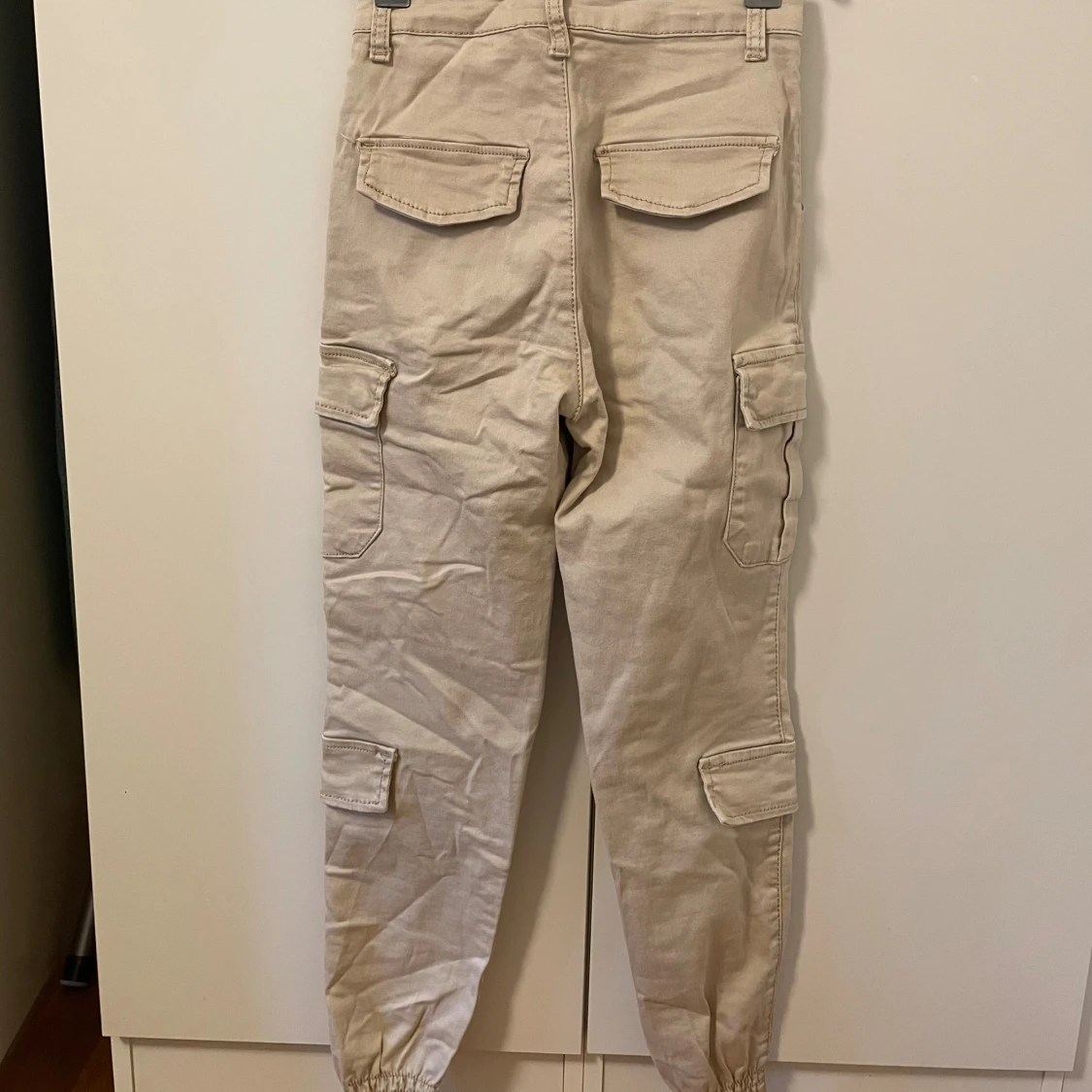Beige cargopants med fickor - 1