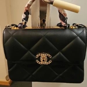 Elegant svart väska  - Väska 